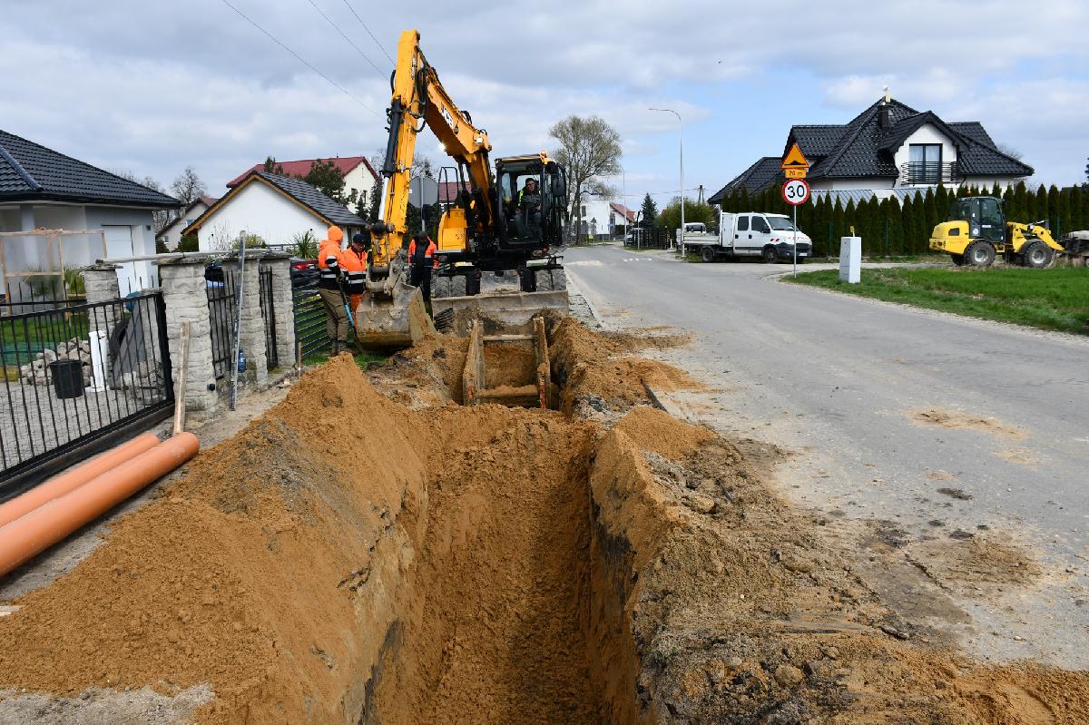 Prace ziemne, budowa kanalizacji budowa kanalizacji sanitarnej i chodnika w miejscowości Dąbrowa