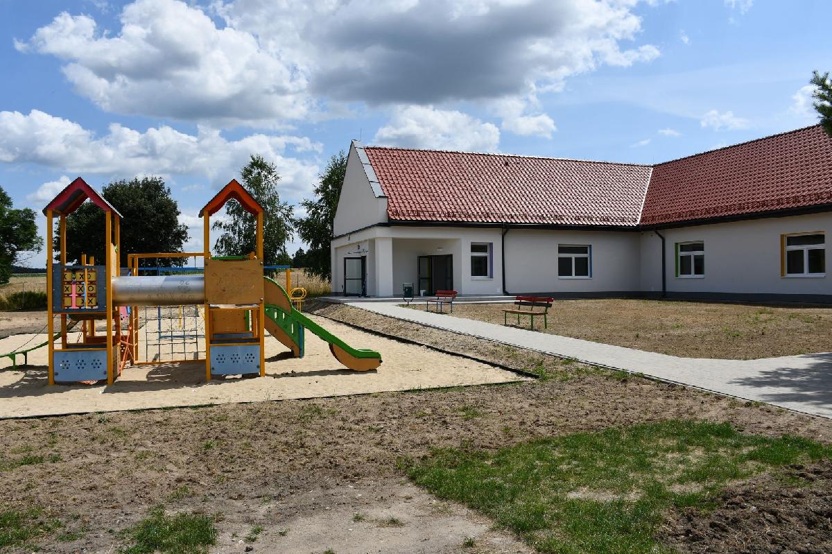 Nowo dobudowana część SP w Ligocie Polskiej, widok od strony placu zabaw