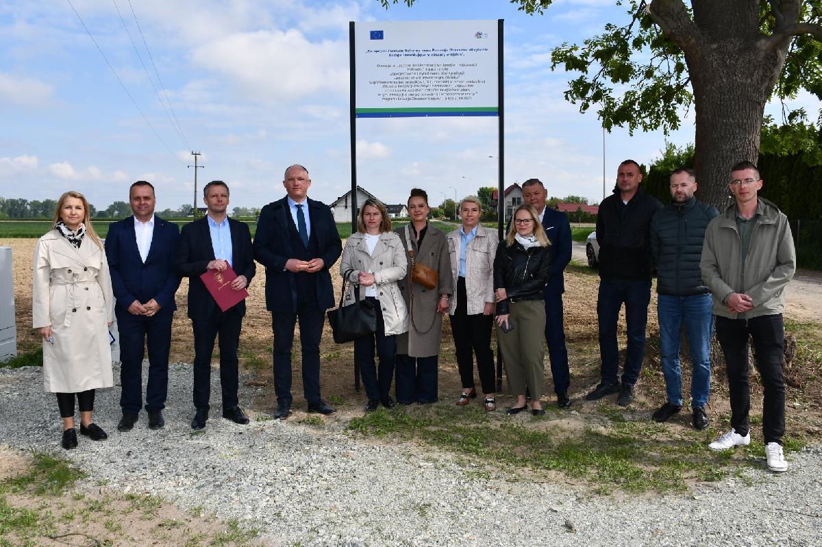 Zakończenie I etapu budowy kanalizacji sanitarnej w Jenkowicach. Zdjęcie grupowe przy odbiorze inwestycji.